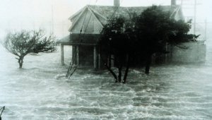 Архивна снимка на буря и наводнение