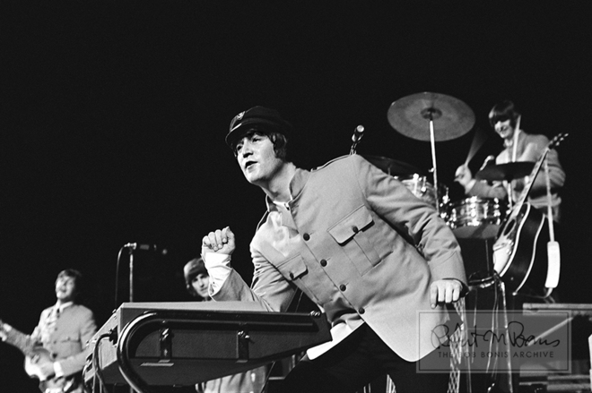 Джон Ленън свири с лакът, 1965 г.