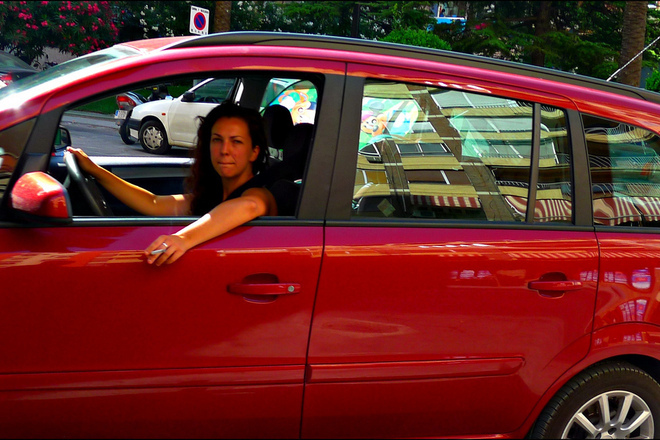 Zhena zad volana s tsigara v raka