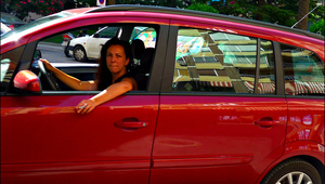 Жена зад волана с цигара в ръка