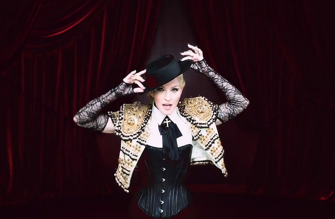 Мадона с корсет в клипа към Living for Love