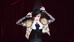 Мадона с корсет в клипа към Living for Love