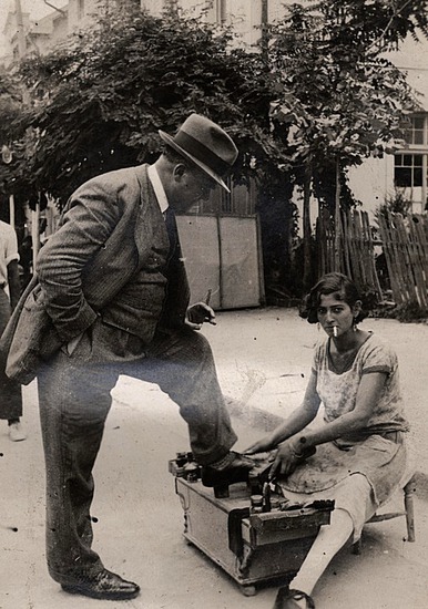 Борис Руменов с ваксаджийка, 1928 г.
