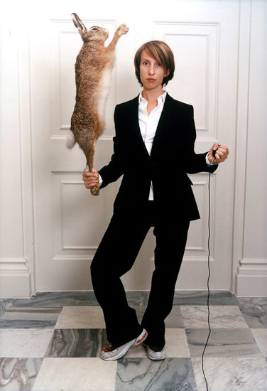 Сам Тейлър-Уд, "Автопортрет в еднореден костюм със заек", 2001 г.