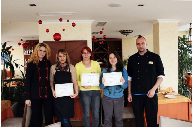 Участниците от кулинарните курсове получават специална грамота