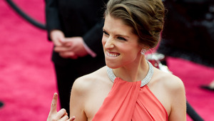 Ана Кендрик на червения килим преди "Оскар 2015"