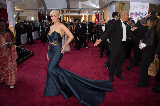 Рита Ора в рокля с шлейф