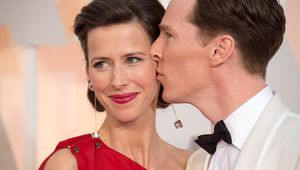 Бенедикт Къмбърбач целува жена си