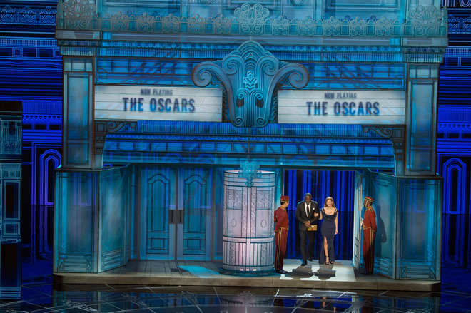 Джесика Частейн и Идрис Елба на сцената на "Оскарите"