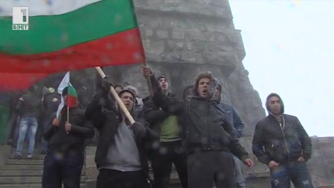 Младежи развяват националния трибагреник на връх Шипка, 3 март 2015 г.