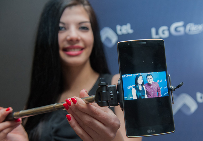 Селфи с пръчка и LG G Flex2