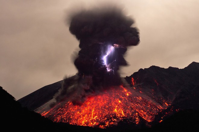 Svetkavitsa ot izrigvane na vulkan