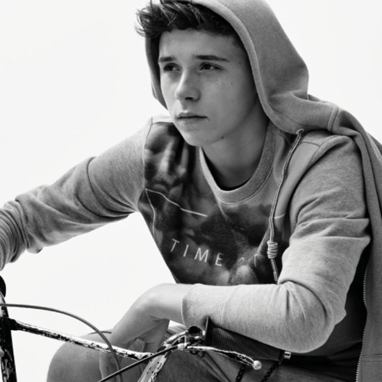 Бруклин Бекъм на велосипед за Reserved