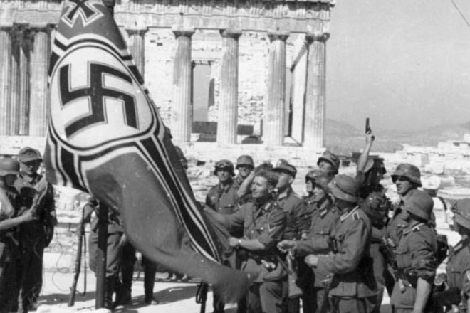 Nemski voynitsi izdigat natsistkoto zname pred akropola