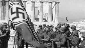 Немски войници издигат нацисткото знаме пред Акропола