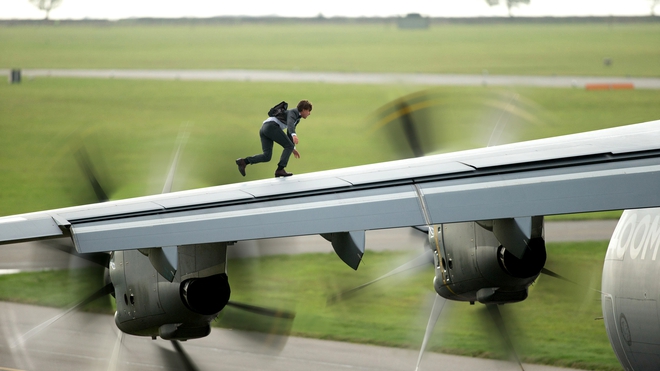 Том Круз върху крилото на излитащ самолет