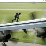 Том Круз върху крилото на излитащ самолет
