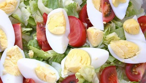 Зелена салата с чери домати и яйца