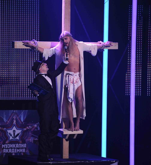 Коцето Калки като Исус на кръста