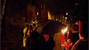 Ритуалното обикаляне около църквата на Великден