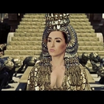 Сантра като Клеопатра в клипа на "Не ми убивай кефа"