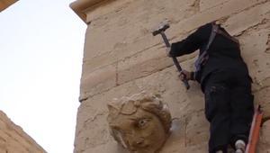 Джихадист разбива с чук древноперсийска статуя