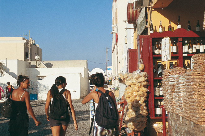 Turisti v ia na ostrov santorini