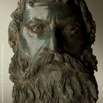 Bronzova portretna glava na sevt iii emblema na izlozhbata v luvara
