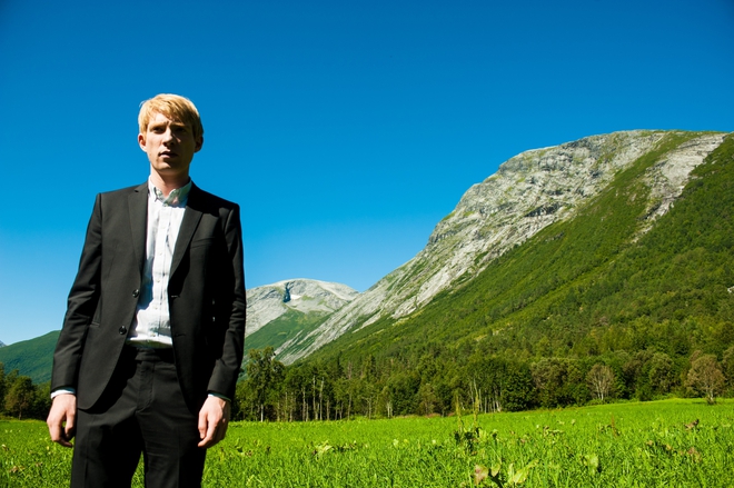 Домнал Глийсън на фона на норвежкия пейзаж