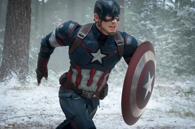 Крис Евънс с щита на Капитан Америка
