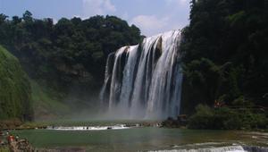 Изглед към водопада Хуангуошу в Китай