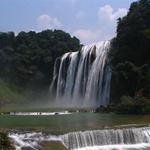 Изглед към водопада Хуангуошу в Китай
