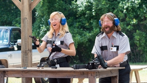 Зак Галифанакис и Кристен Уиг като охранители на инкасо в "Баш обирджии"