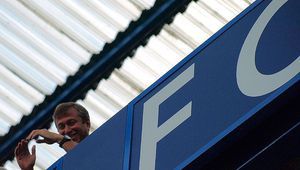 Роман Абрамович на трибуните на стадиона на "Челси"