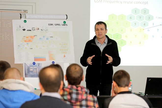 Ivan ivanov ot mtel obuchava studenti ot tu sofiya