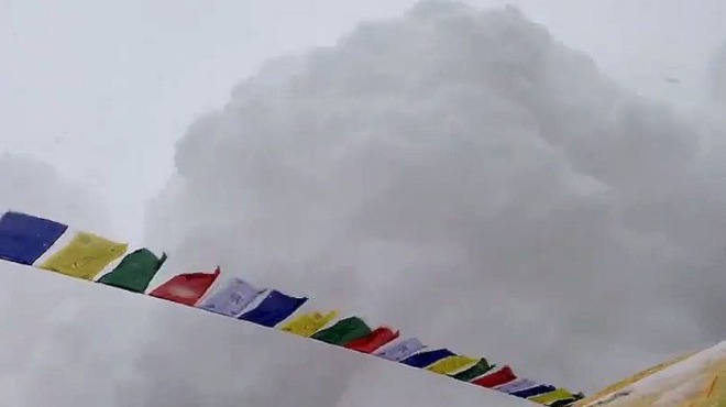 Моментът, в който лавината удря базовия лагер под Еверест