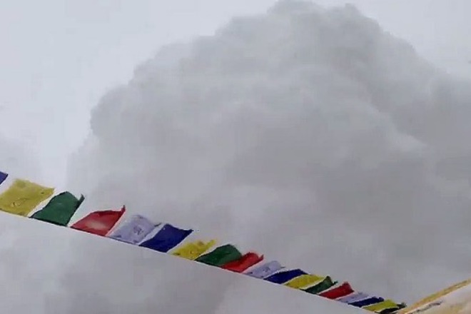Momentat v koyto lavinata udrya bazoviya lager pod everest
