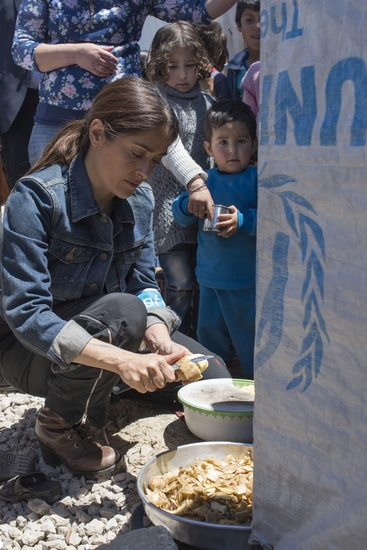 Салма Хайек бели картофи в бежански лагер