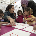 Салма Хайек на гости в бежански лагер