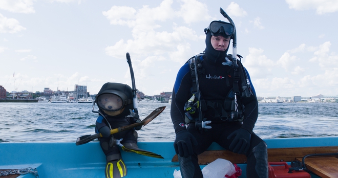 Тед и Марк Уолбърг във водолазни костюми