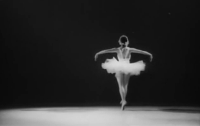 Мая Плисецка (1925-2015) като Умиращия лебед