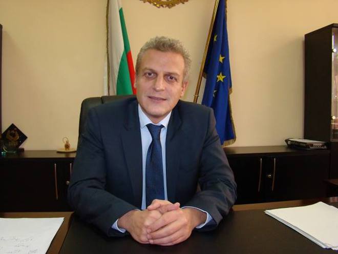 Министър Москов в кабинета си