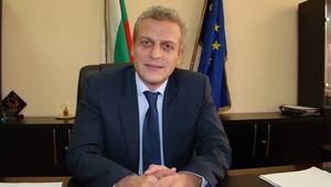 Министър Москов в кабинета си