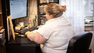 Млада жена с наднормено тегло пред компютъра