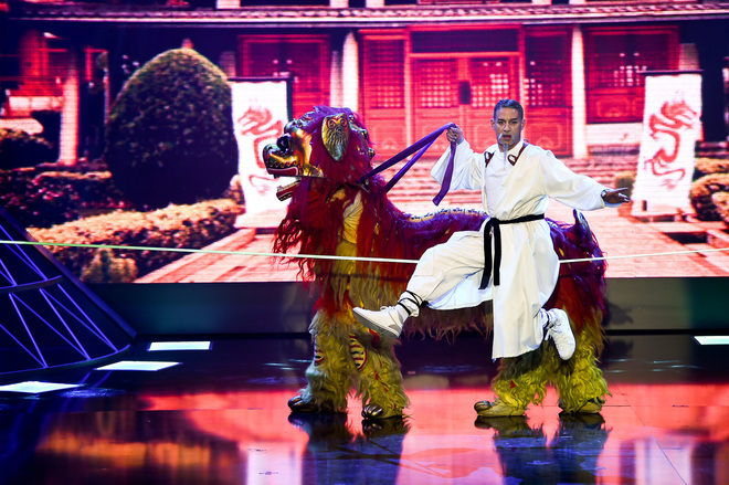 Камен Воденичаров изпълнява "слаклайн"