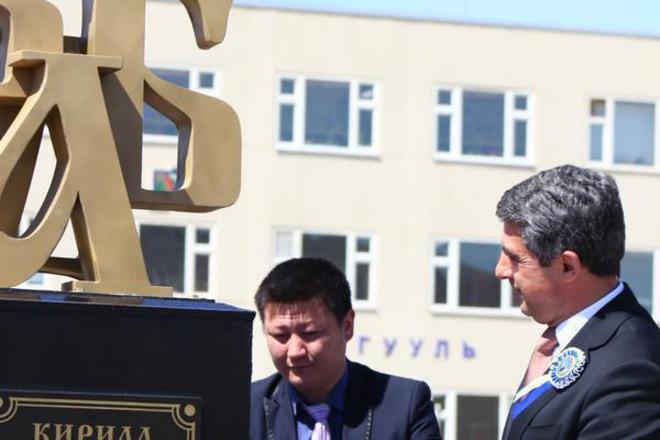 Prezidentat rosen plevneliev otkriva pametnika na kirilitsata v mongoliya