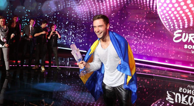 Монс Зелмерльов с трофея от Евровизия 2015
