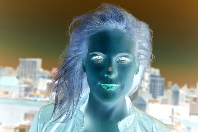 Оптична илюзия - негативно изображение на млада жена
