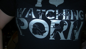 Тениска с любопитен надпис