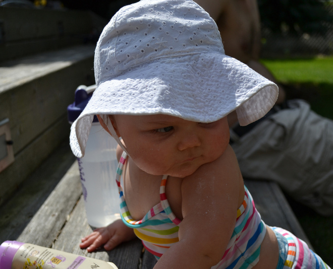 Бебе с лятна шапка